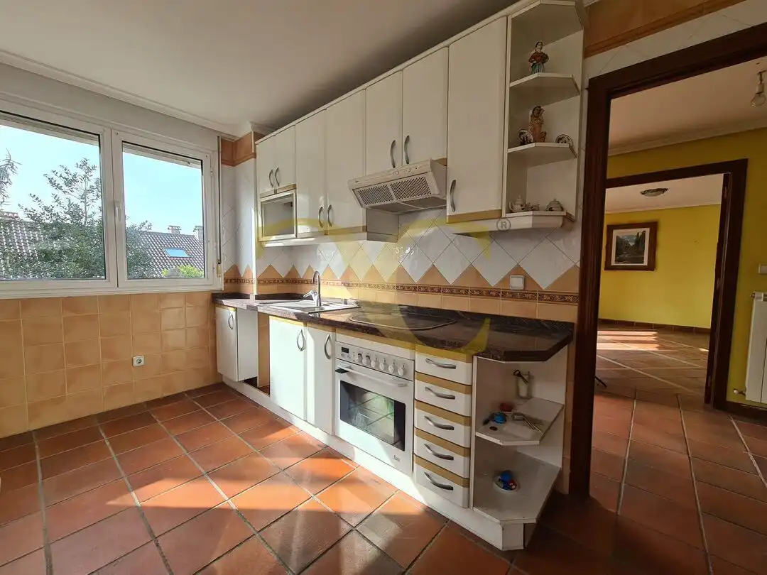 Cuina de Casa o xalet en venda en Siero amb Calefacció, Terrassa i Traster