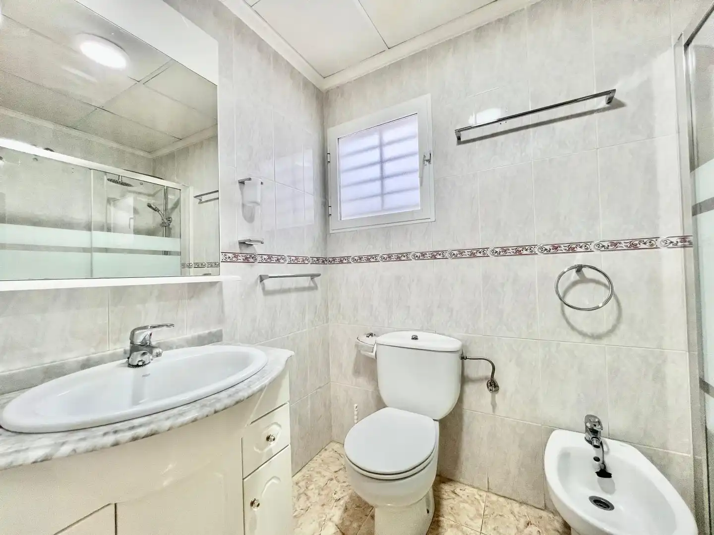 Badezimmer von Wohnungen zum Verkauf in Torrevieja mit Klimaanlage, Heizung und Möbliert