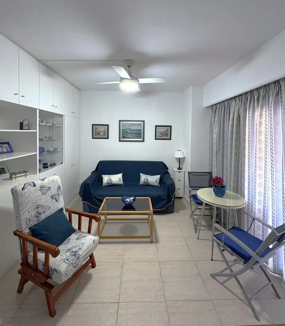 Wohnzimmer von Wohnung zum Verkauf in Fuengirola mit Klimaanlage, Heizung und Terrasse