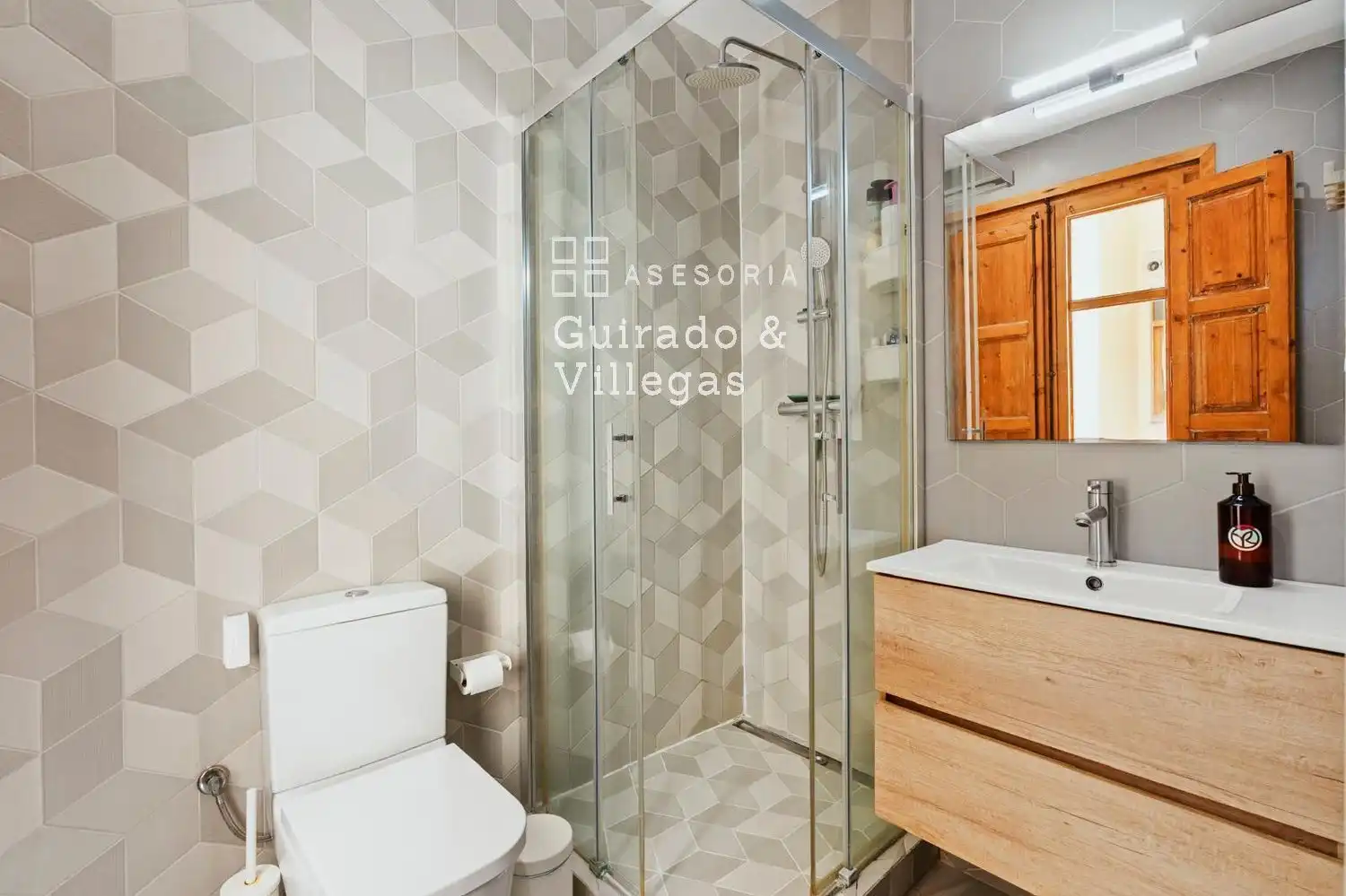 Bany de Pis en venda en Barcelona amb Aire condicionat, Terrassa i Moblat