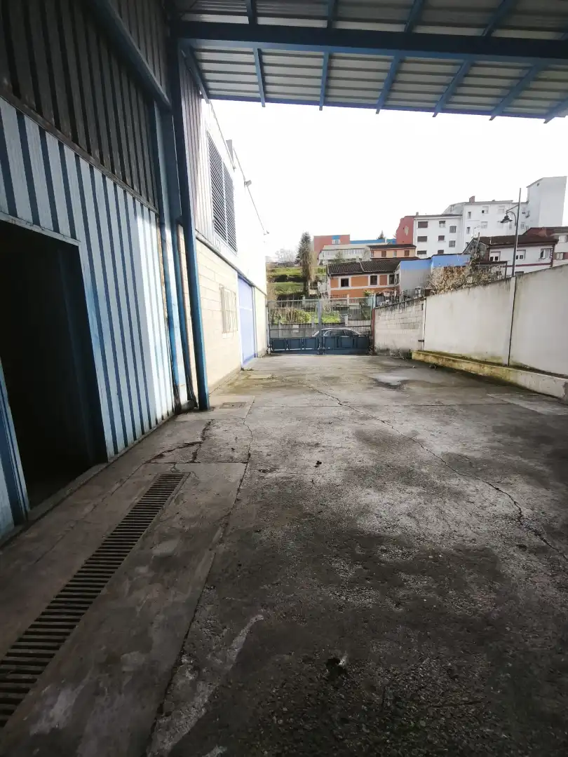 Parkplatz von Fabrikhallen zum Verkauf in Langreo