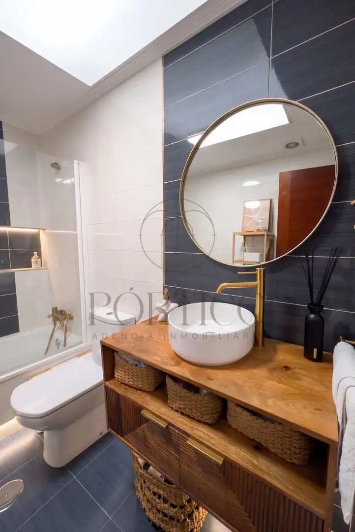 Baño de Apartamento en venta en Vigo  con Calefacción, Trastero y Amueblado