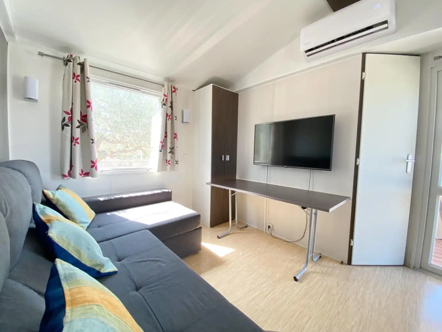 Sala d'estar de Finca rústica de lloguer en El Campello amb Aire condicionat, Jardí privat i Moblat
