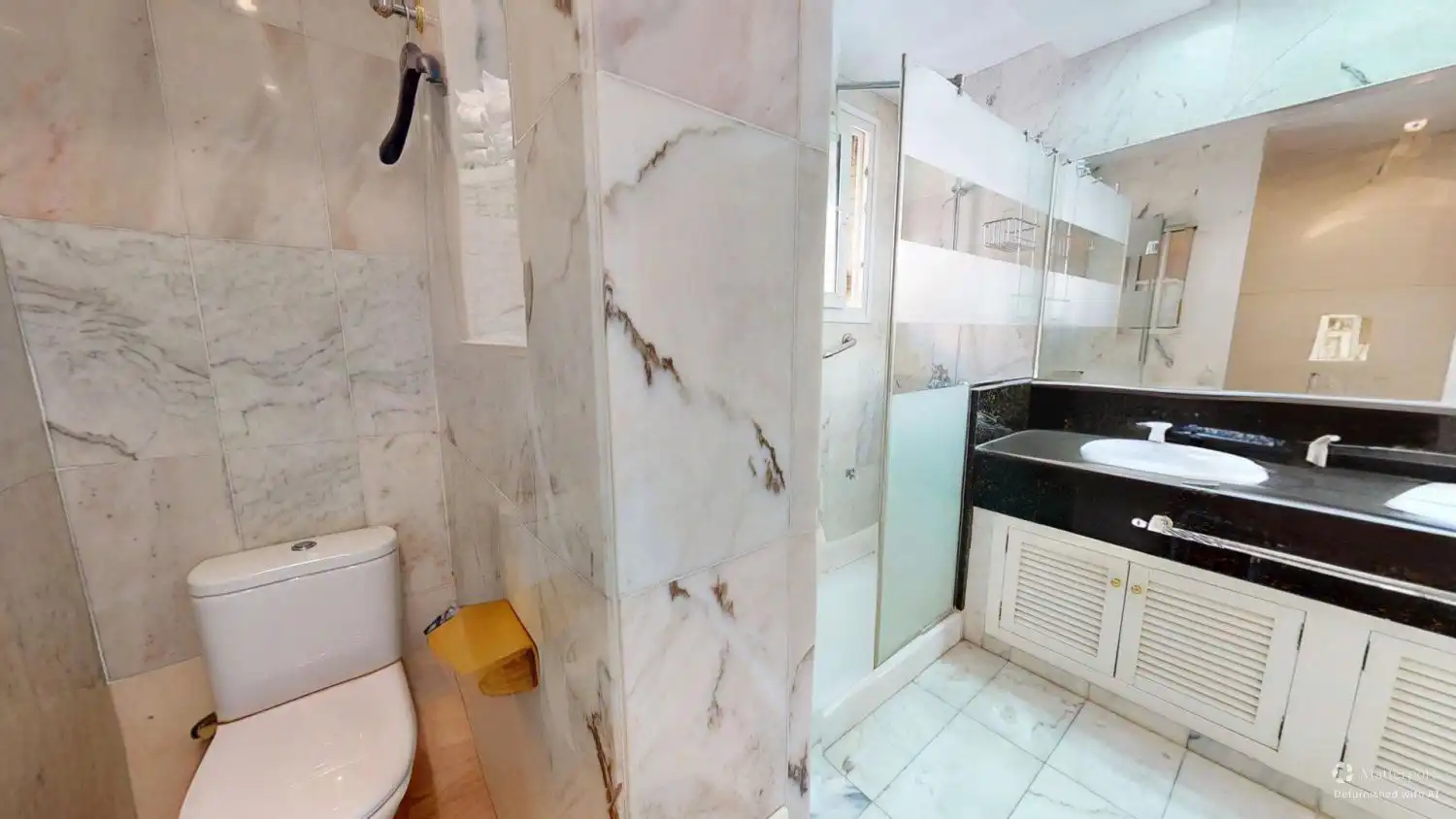 Bathroom of Flat for sale in Sevilla  with Air Conditioner, Heating and Terrace