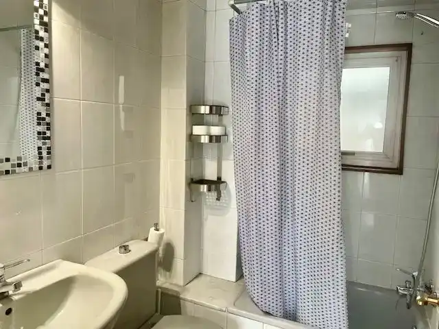 Baño de Piso de alquiler en Oleiros con Parquet, Trastero y Amueblado