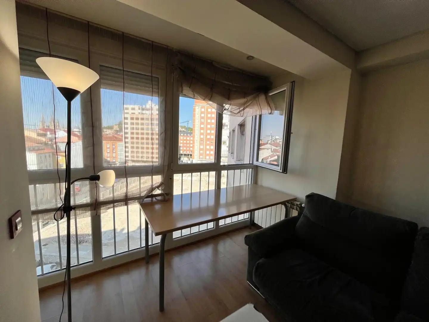 Dormitori de Pis de lloguer en Burgos amb Calefacció, Parquet i Moblat