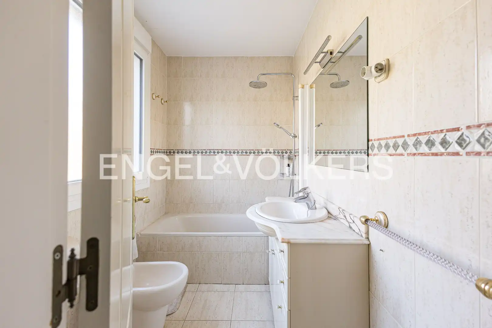 Badezimmer von Haus oder Chalet zum Verkauf in Madrid mit Klimaanlage, Heizung und Privatgarten