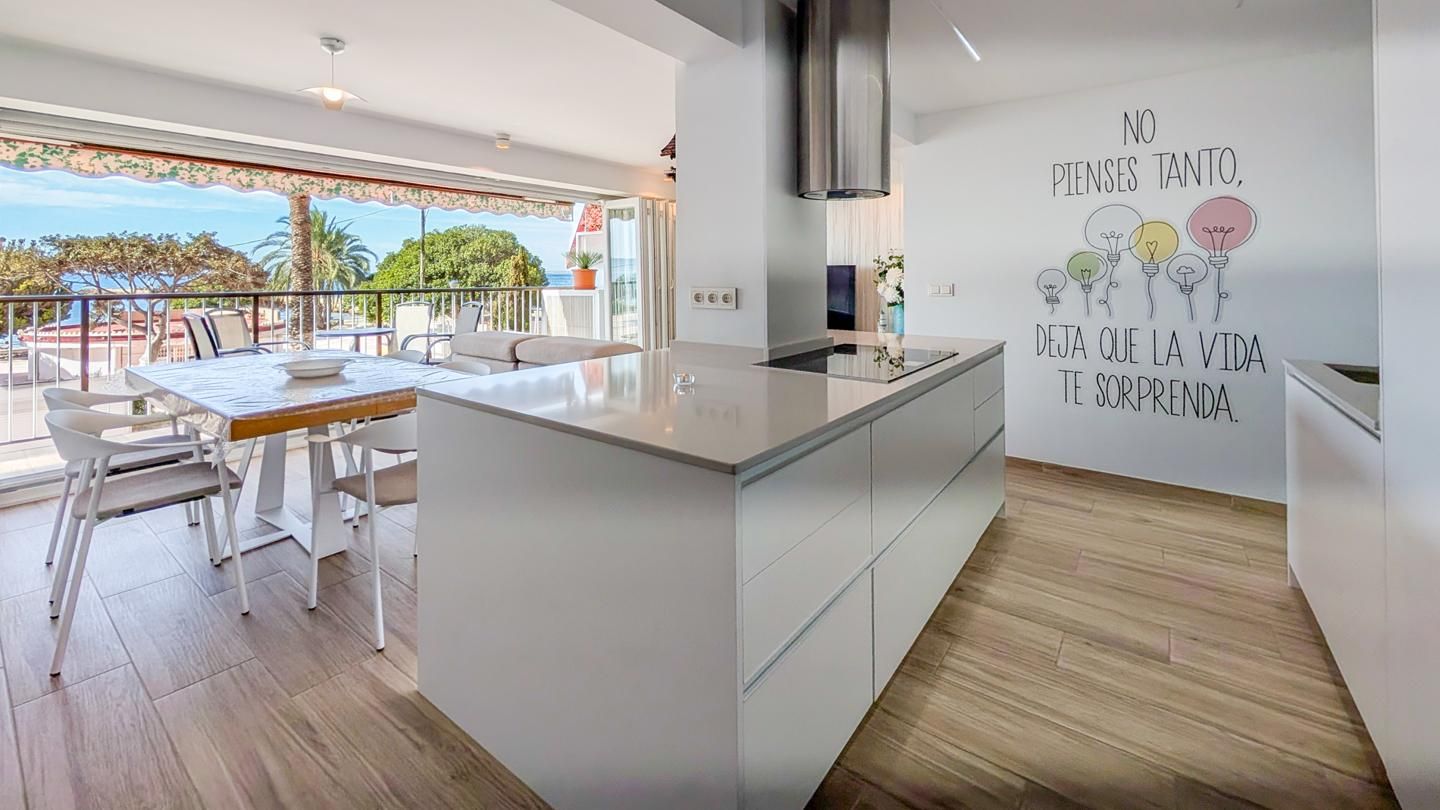 Küche von Wohnung zum Verkauf in Santa Pola mit Klimaanlage, Terrasse und Möbliert