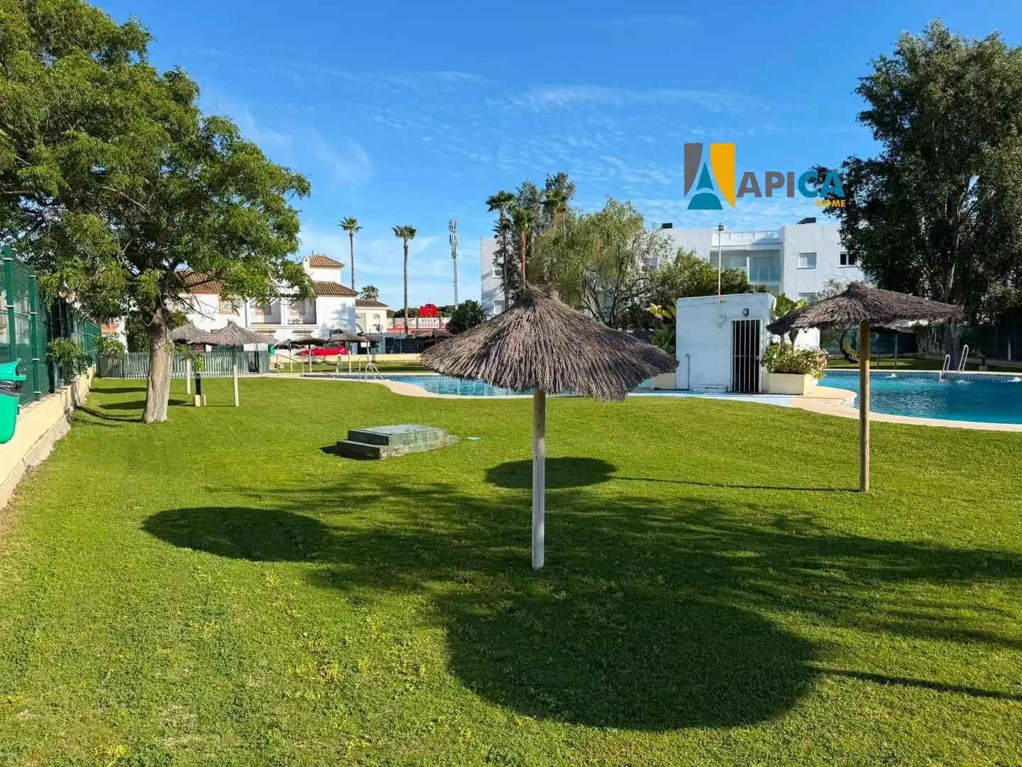Vista exterior de Casa adosada en venta en Chiclana de la Frontera con Terraza, Piscina y Piscina comunitaria
