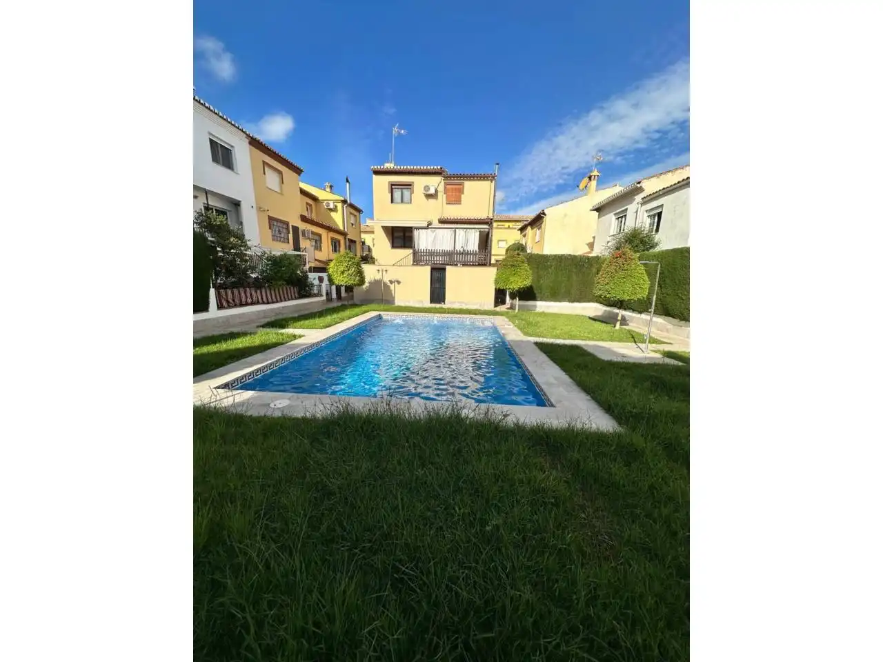 Piscina de Casa adosada en venta en Las Gabias con Aire acondicionado, Calefacción y Terraza