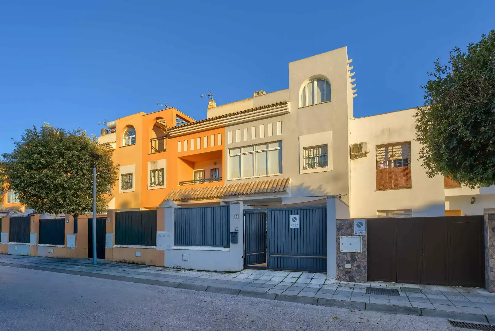 Vista exterior de Casa adosada en venta en Bormujos con Aire acondicionado, Jardín privado y Terraza