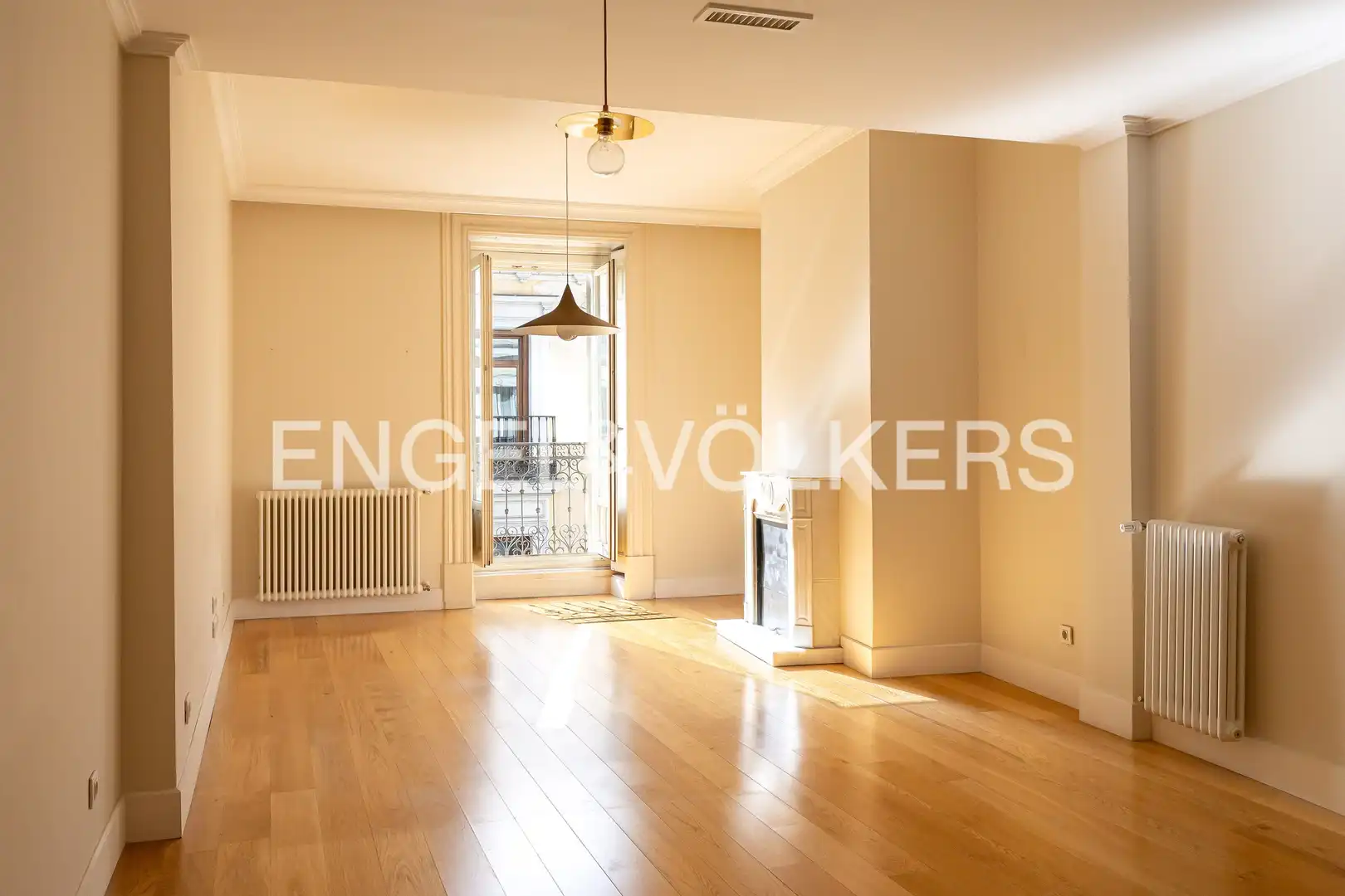 Living room of Flat for rent in Madrid  with Air Conditioner, Heating and Parquet flooring