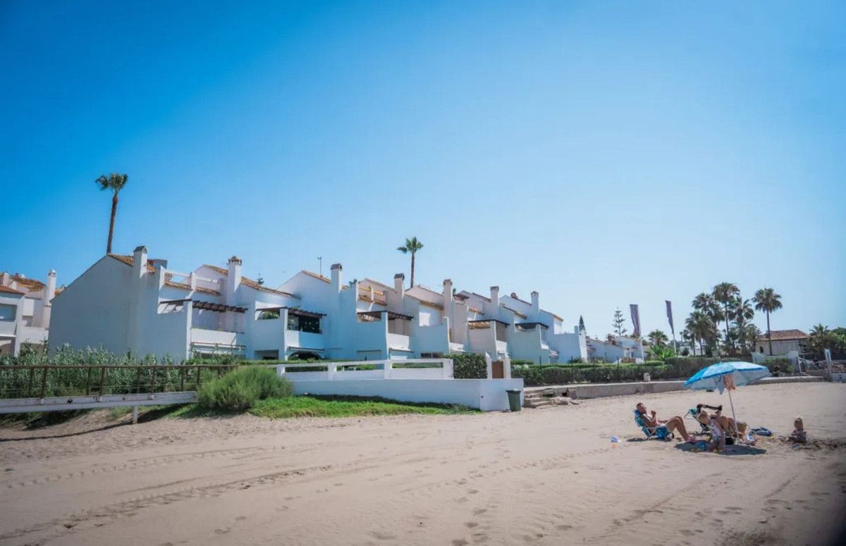 Vista exterior de Casa adosada en venda en Marbella amb Aire condicionat, Jardí privat i Piscina