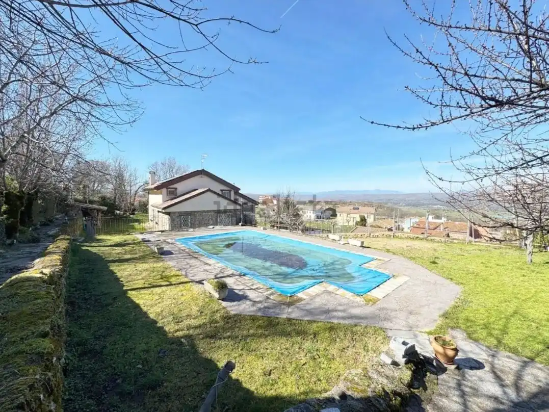 Piscina de Finca rústica en venta en Béjar con Calefacción, Jardín privado y Parquet