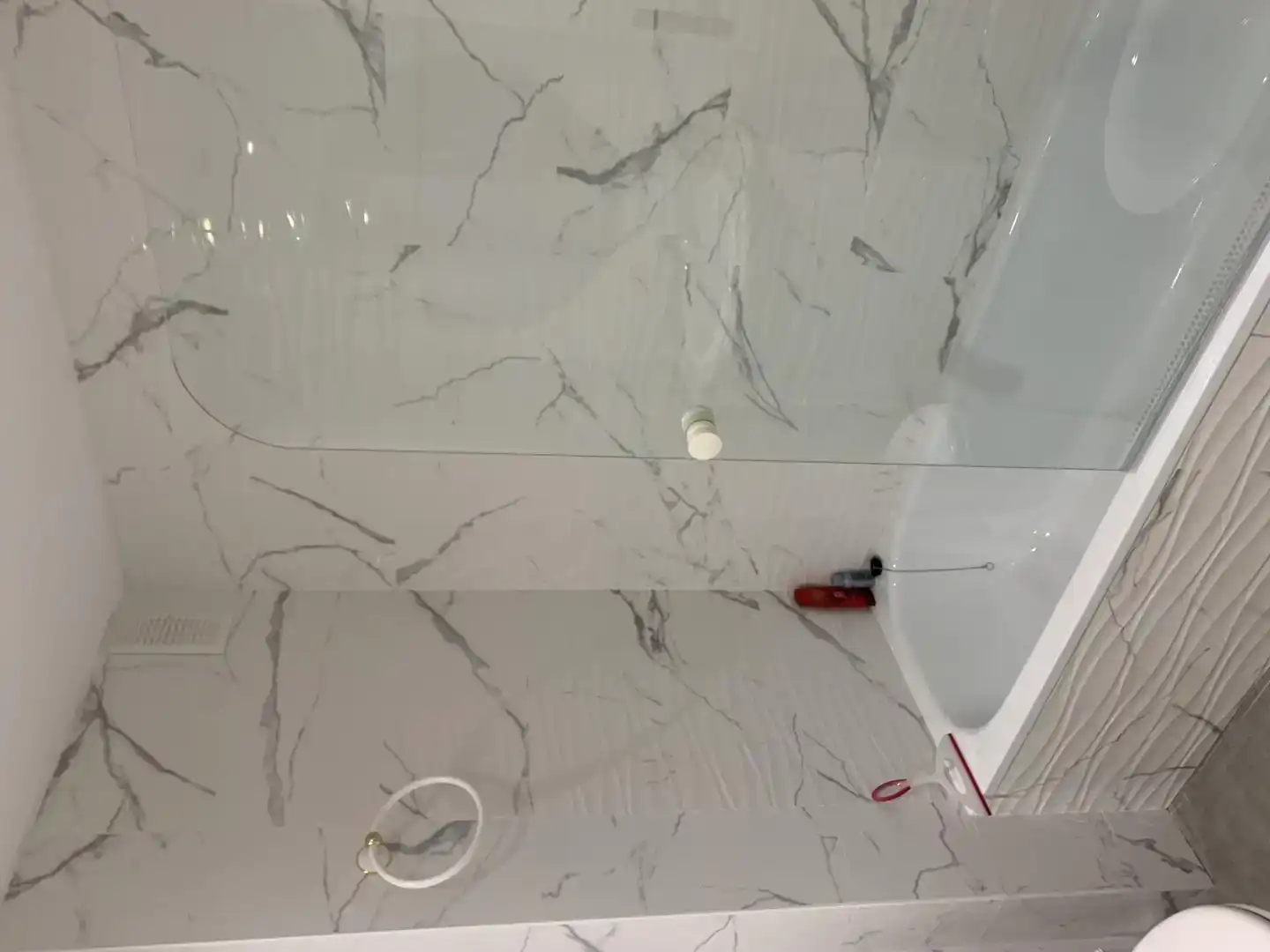 Badezimmer von Wohnung zur Miete in Fuengirola mit Klimaanlage und Schwimmbad