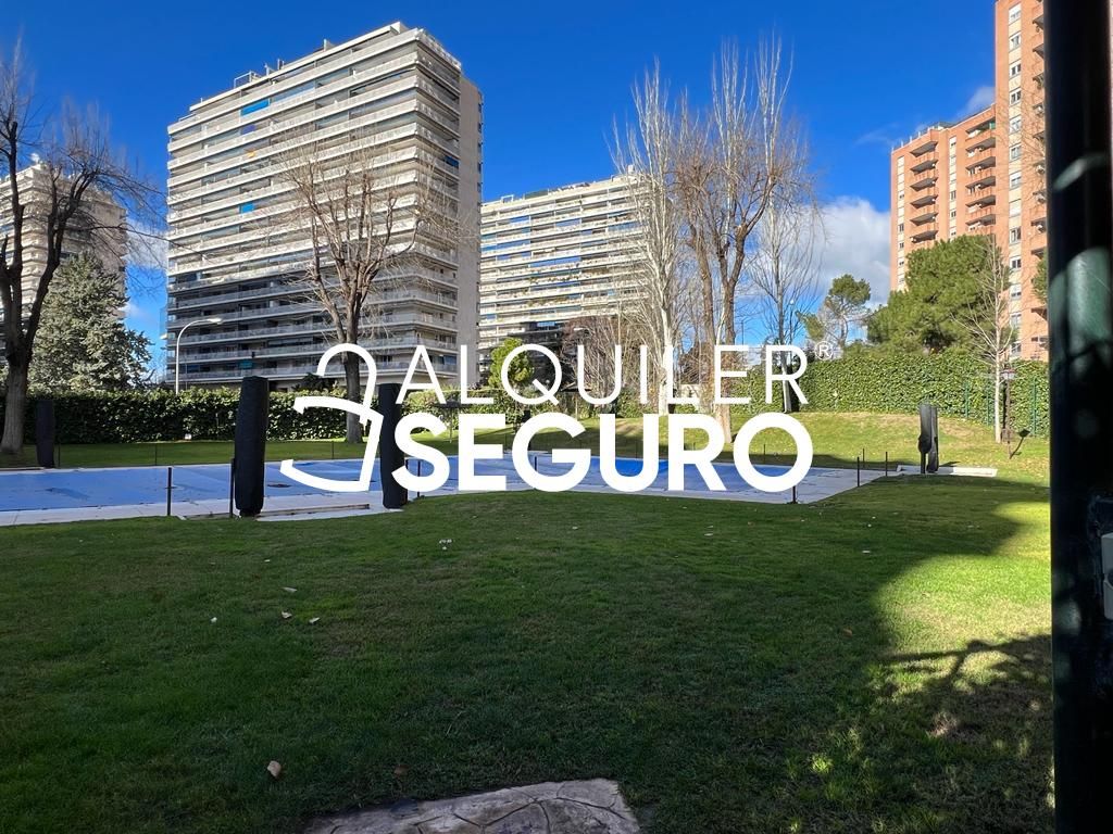 Exterior view of Flat for rent in  Madrid Capital  with Heating, Terrace and Swimming Pool