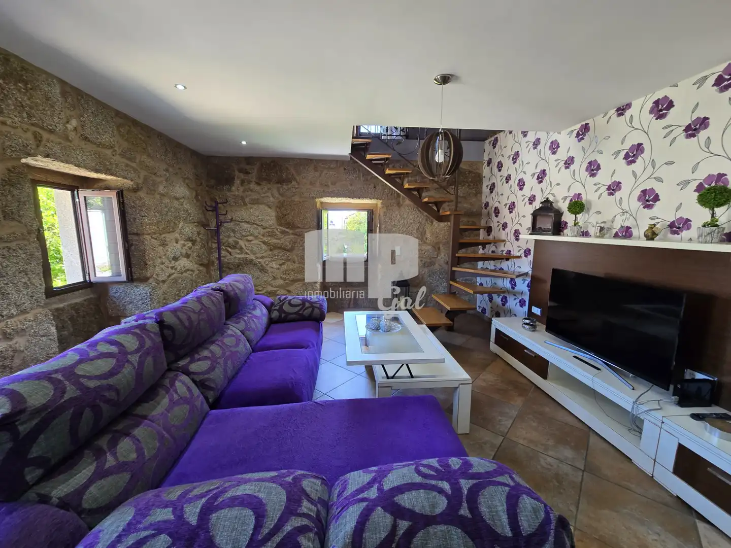 Sala d'estar de Finca rústica en venda en Moaña amb Jardí privat, Traster i Moblat
