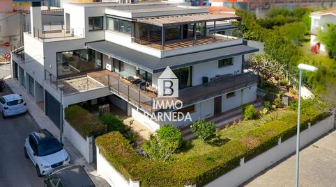 Casa unifamiliar exclusiva con ascensor, jardín y múltiples espacios independientes en Llançà
