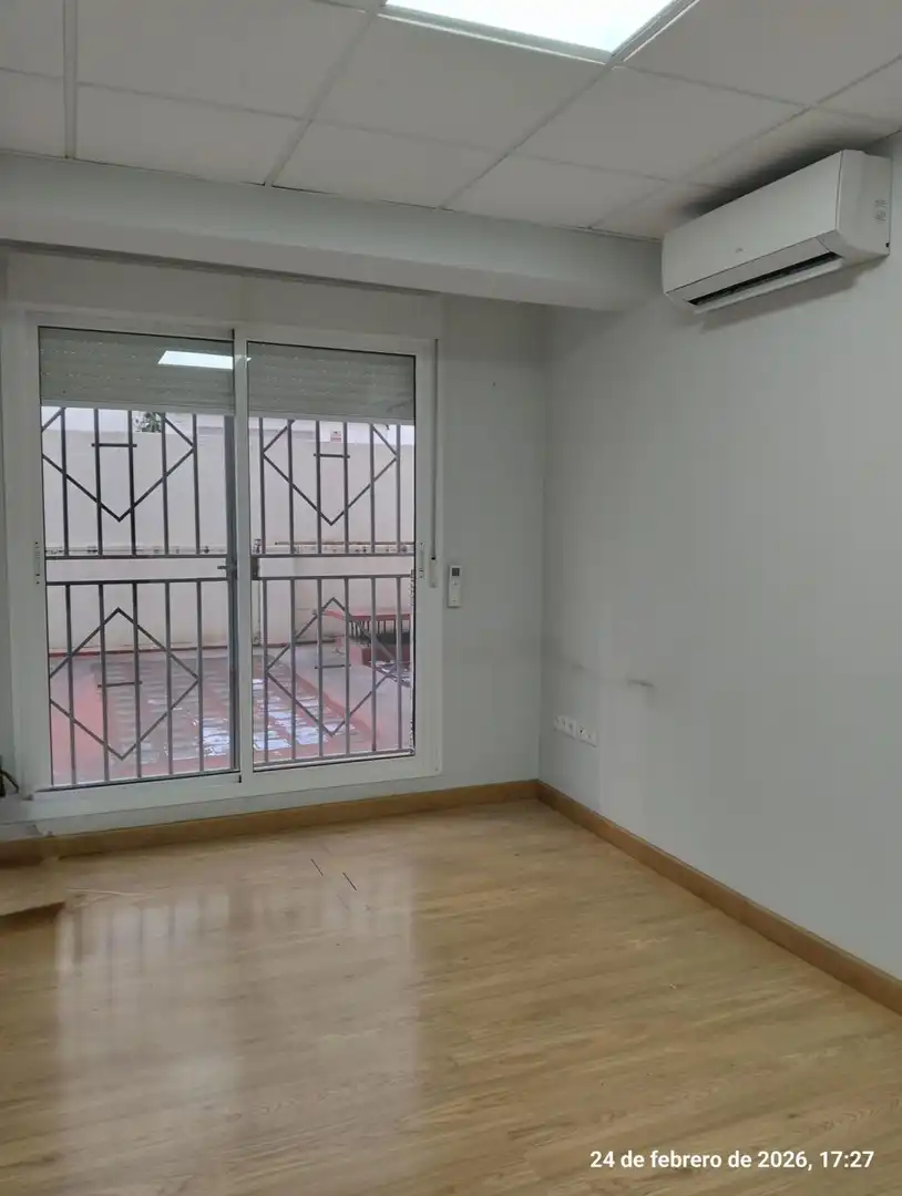 Schlafzimmer von Büro zur Miete in Sevilla mit Klimaanlage
