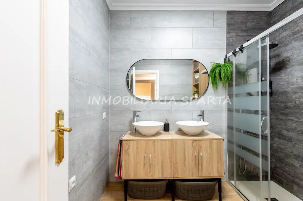 Badezimmer von Einfamilien-Reihenhaus zum Verkauf in Umbrete mit Klimaanlage