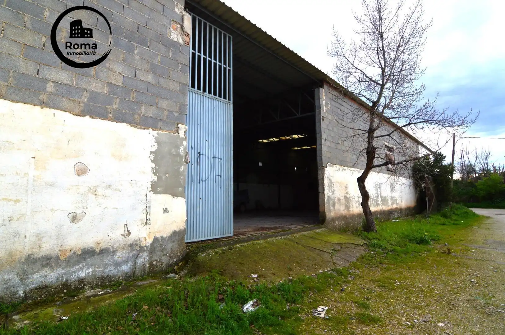 Vista exterior de Nau industrial en venda en Loja