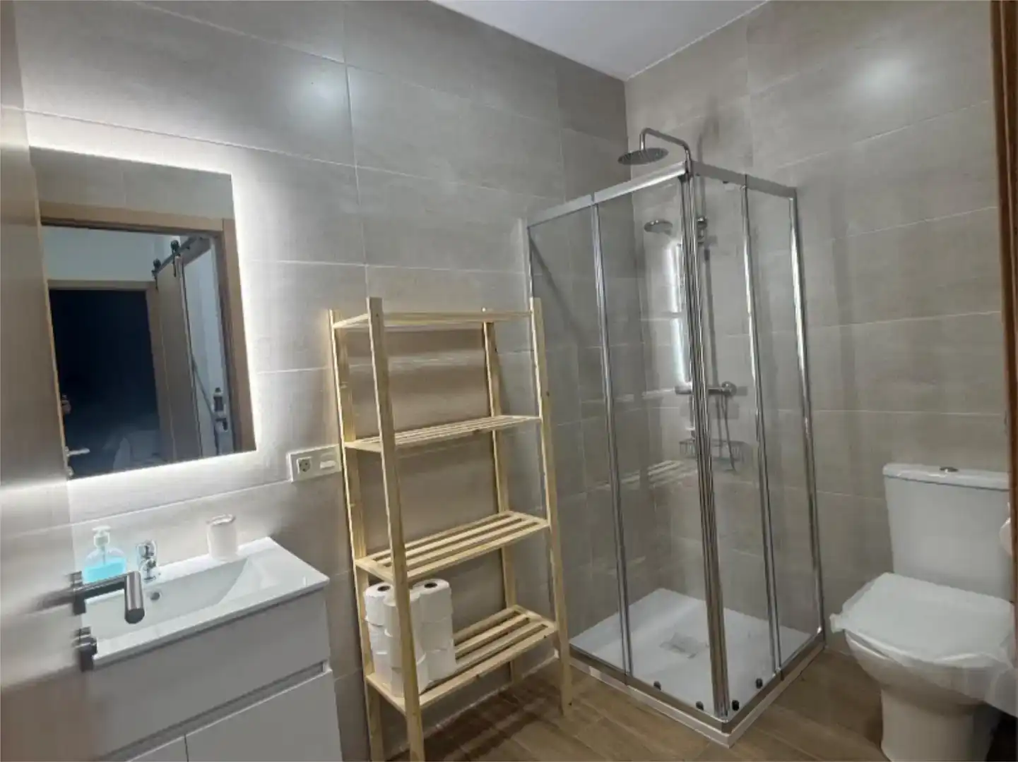 Badezimmer von Erdgeschoss zur Miete in Olivenza mit Klimaanlage