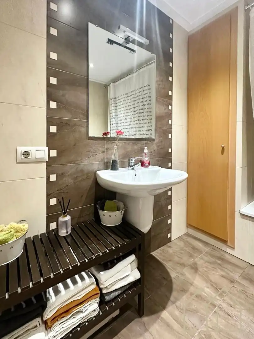 Badezimmer von Einfamilien-Reihenhaus zum Verkauf in Caldes de Malavella mit Klimaanlage, Heizung und Privatgarten