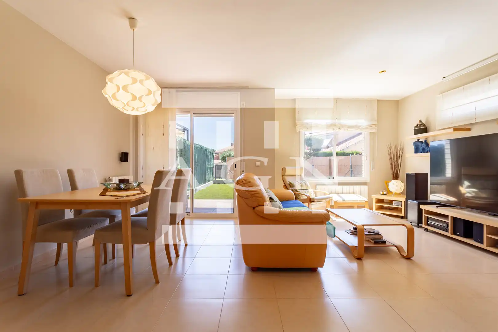 Wohnzimmer von Einfamilien-Reihenhaus zum Verkauf in Cambrils mit Klimaanlage, Heizung und Privatgarten