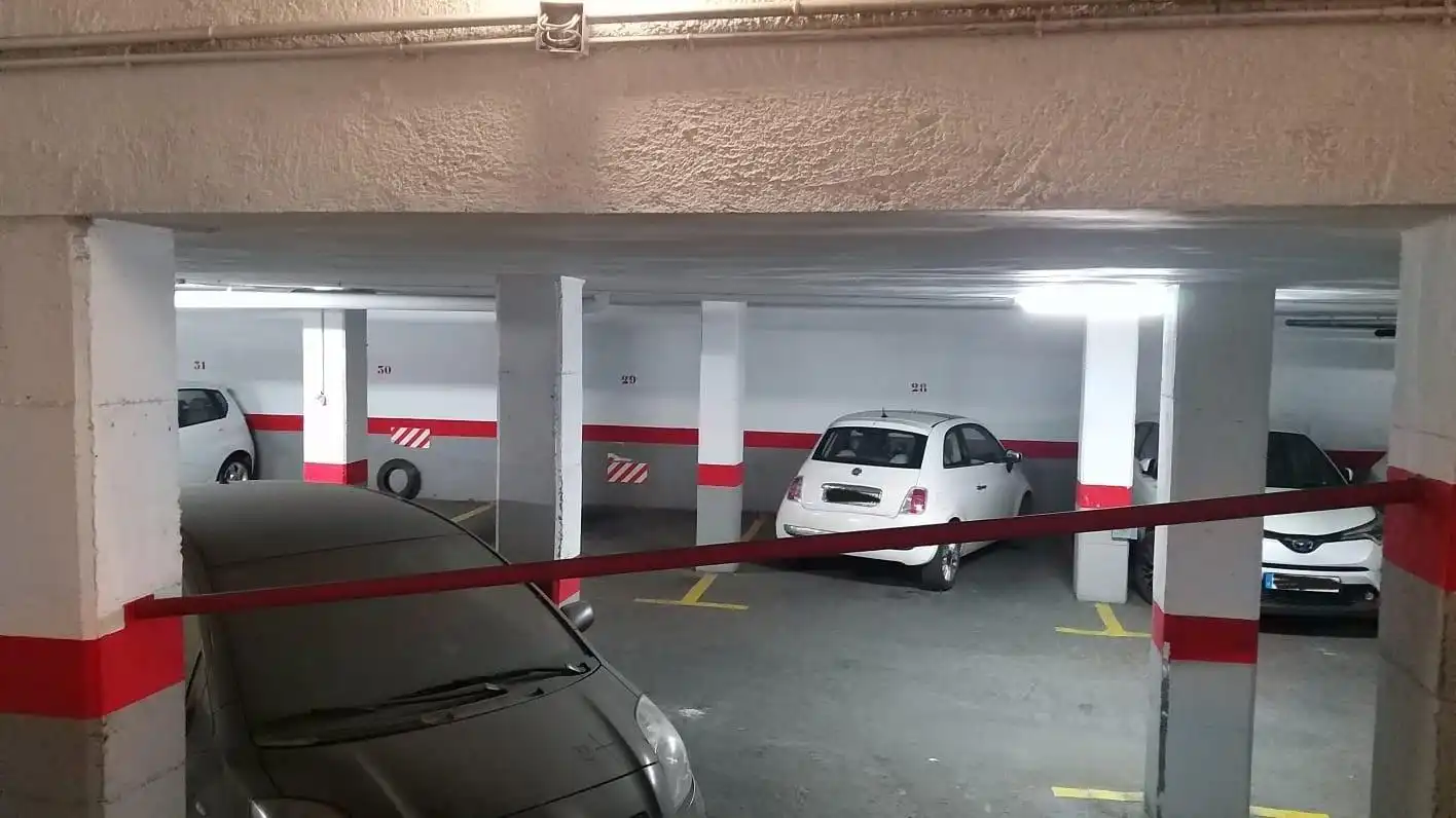 Parkplatz von Garage zur Miete in Granada