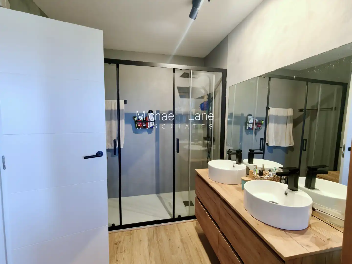 Badezimmer von Wohnung zum Verkauf in Sotogrande mit Klimaanlage, Privatgarten und Terrasse