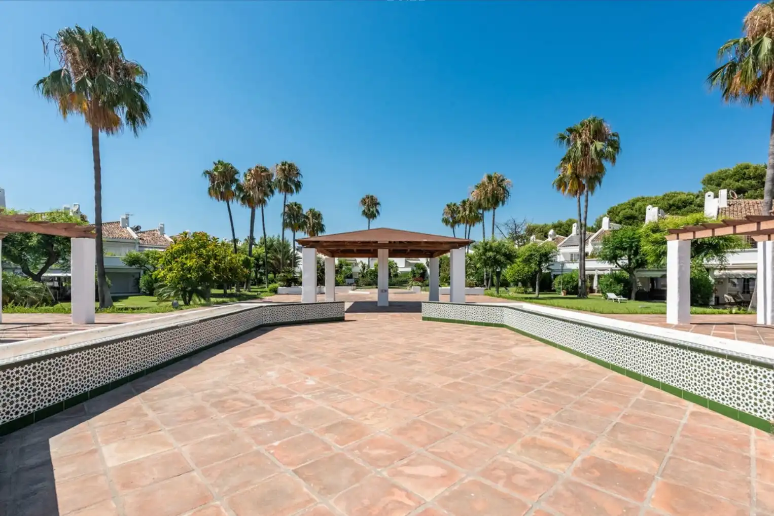 Vista exterior de Casa adosada en venta en Estepona con Aire acondicionado, Terraza y Amueblado