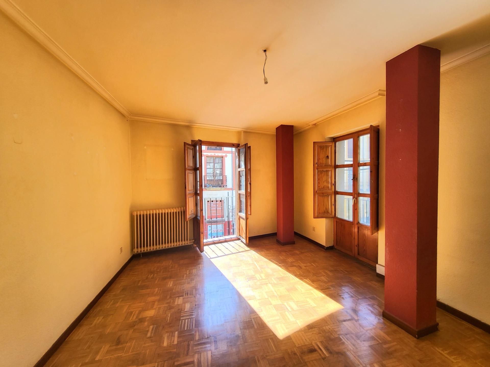 Sala d'estar de Pis en venda en León Capital  amb Calefacció, Terrassa i Balcó