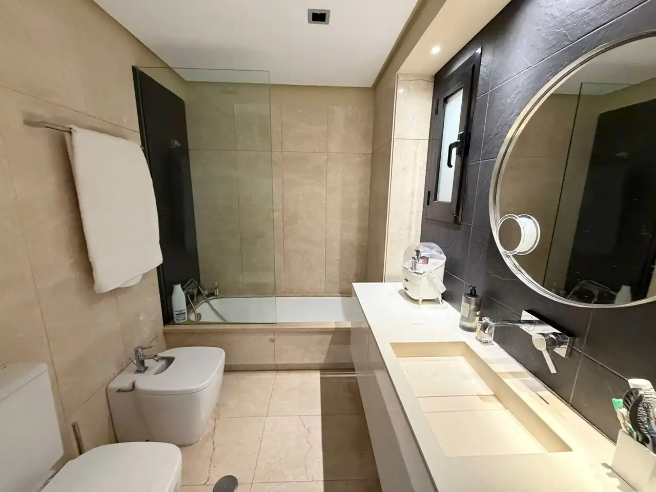 Badezimmer von Wohnung zur Miete in Almería mit Klimaanlage, Heizung und Terrasse