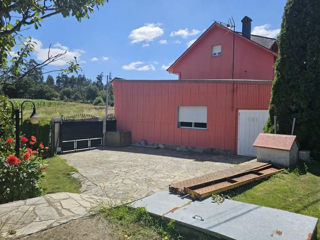 Vista exterior de Casa o xalet en venda en Boiro amb Calefacció, Parquet i Terrassa