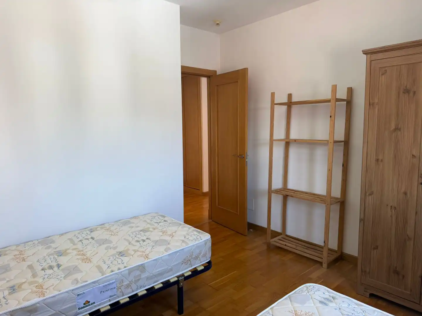 Dormitori de Apartament de lloguer en Lugo amb Calefacció, Parquet i Traster