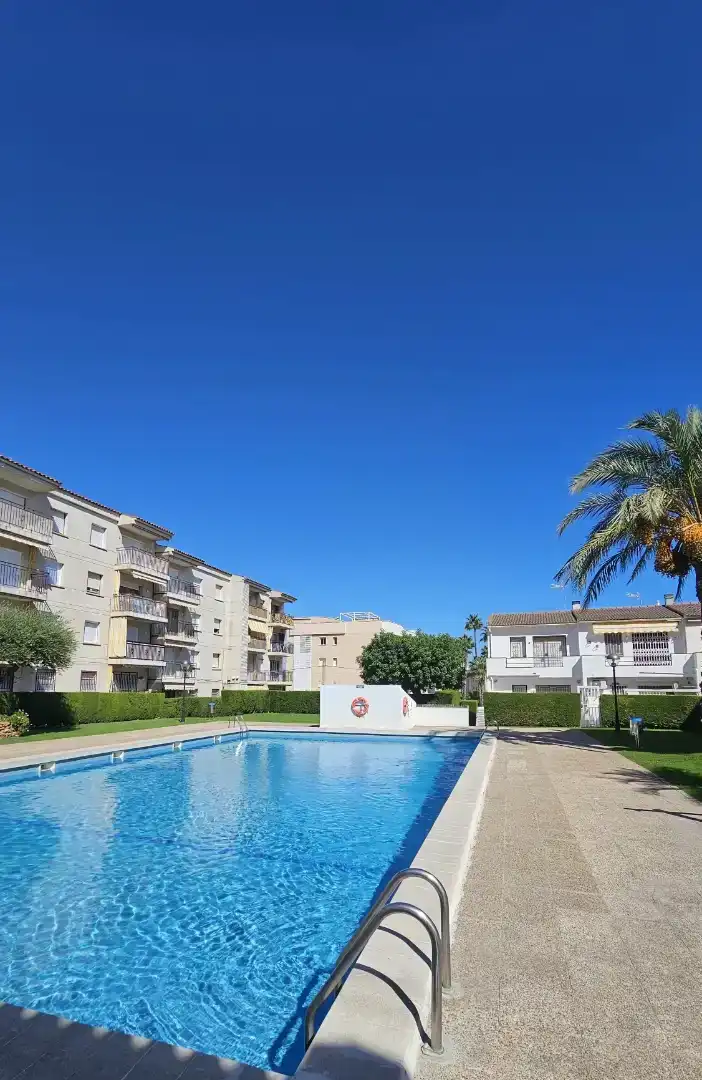 Vista exterior de Pis en venda en El Vendrell amb Aire condicionat, Piscina i Balcó