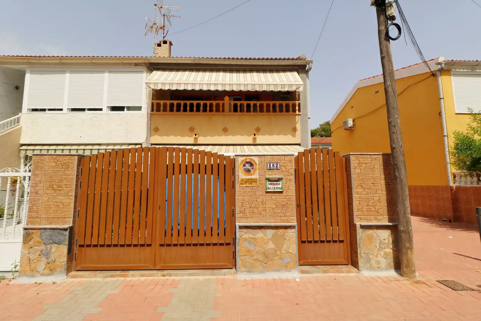 Vista exterior de Casa adosada en venda en Torrevieja amb Jardí privat i Terrassa