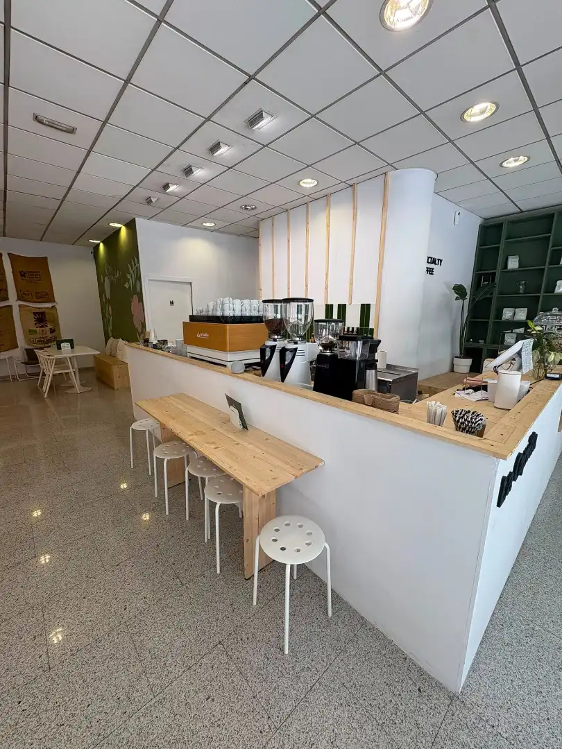 Local en traspas en Girona amb Aire condicionat, Calefacció i Moblat