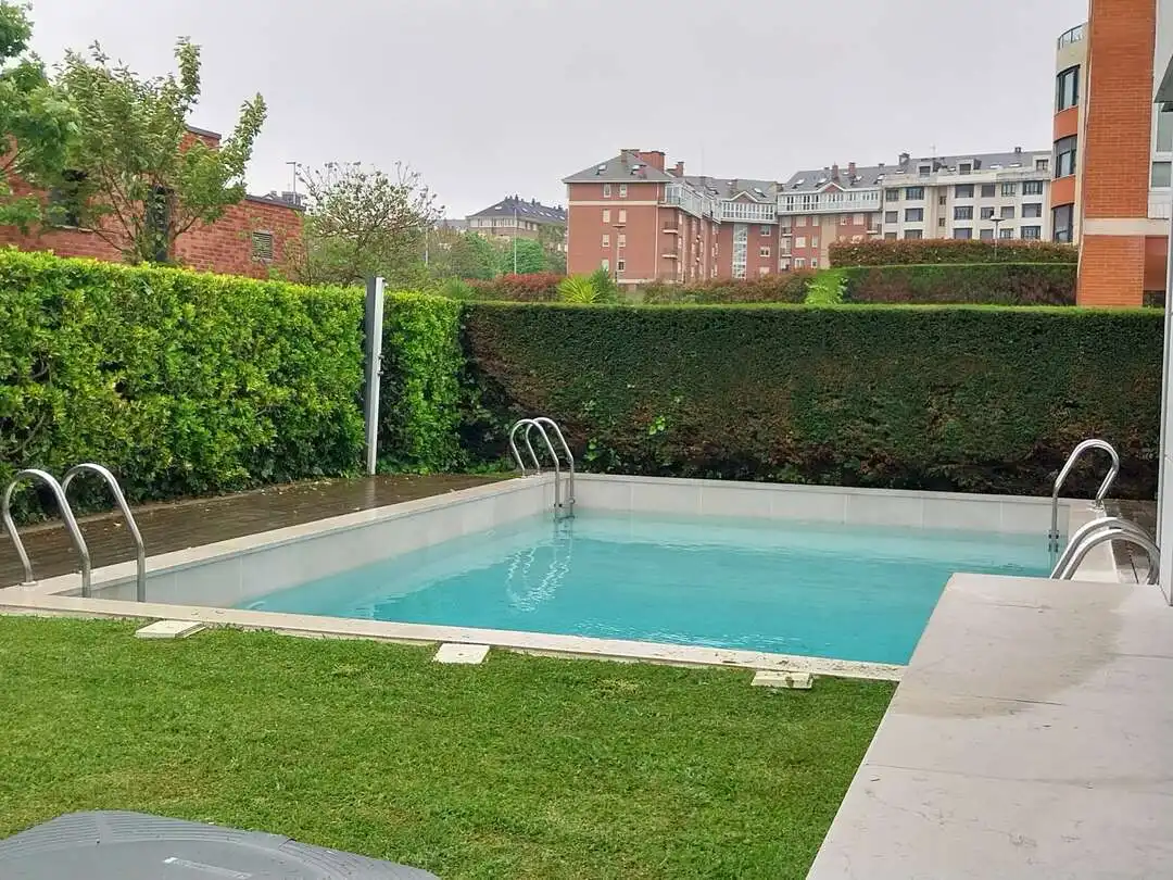Schwimmbecken von Wohnung zur Miete in Santander mit Heizung, Privatgarten und Abstellraum