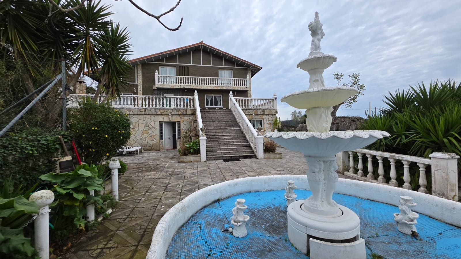 Vista exterior de Casa o chalet en venta en Castro-Urdiales con Calefacción, Jardín privado y Terraza