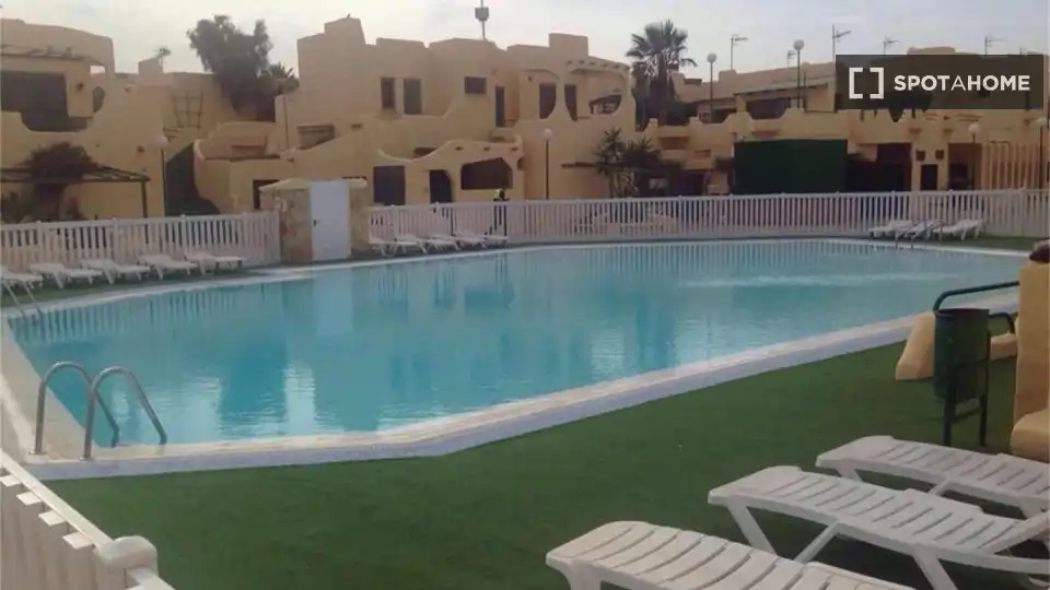 Piscina de Apartamento para compartir en Pájara con Aire acondicionado, Terraza y Amueblado