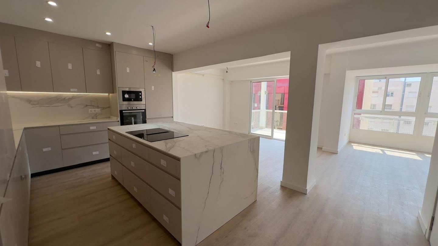 Piso en venta en Reyes Católicos, 28, Ensanche - Diputación, Centro