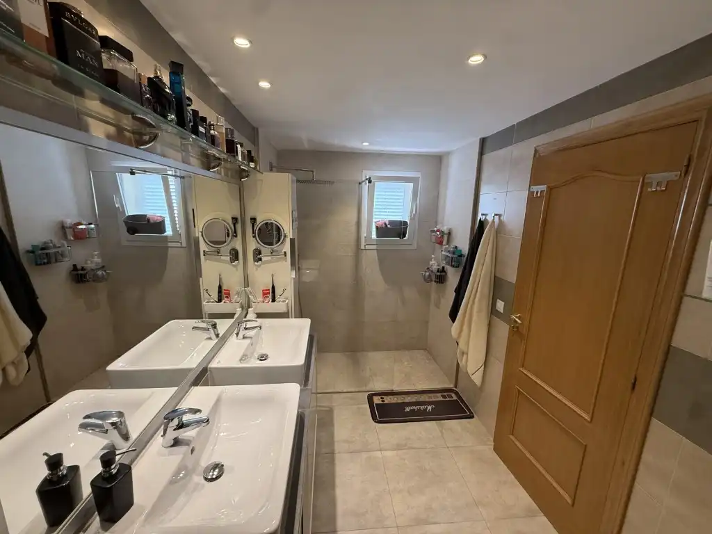 Badezimmer von Einfamilien-Reihenhaus zum Verkauf in  Palma de Mallorca mit Klimaanlage, Terrasse und Möbliert