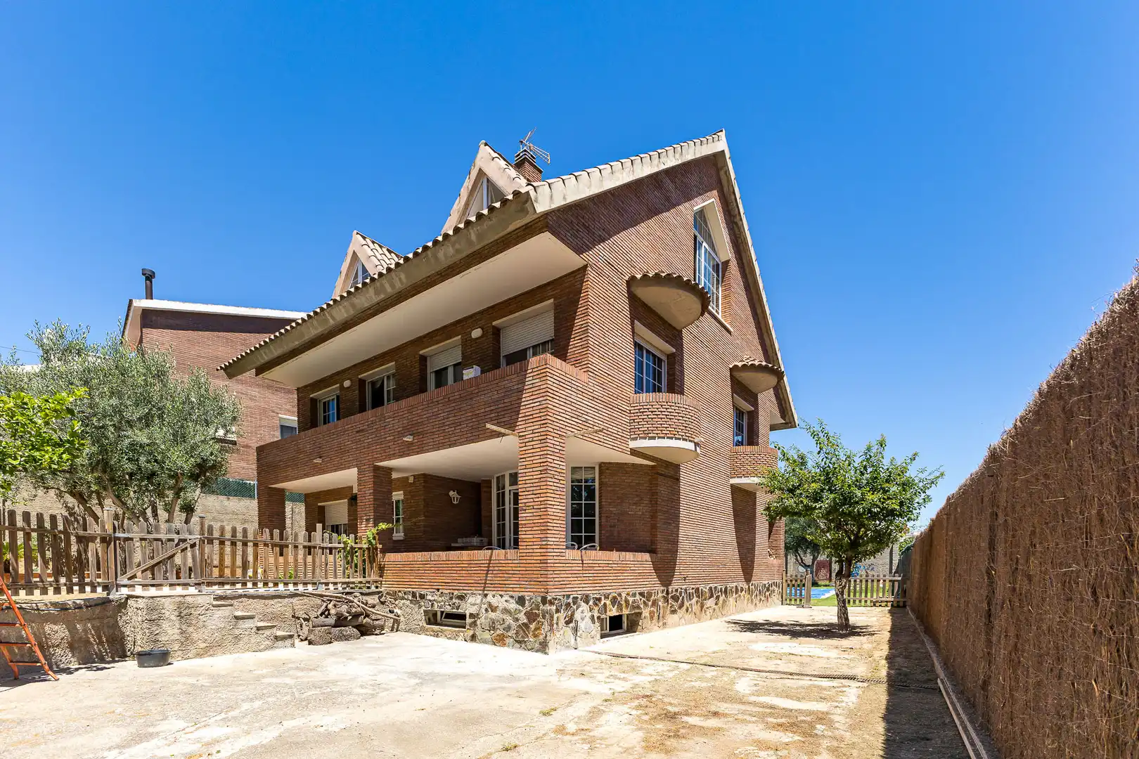 Vista exterior de Casa o xalet en venda en Viladecans amb Calefacció, Jardí privat i Terrassa
