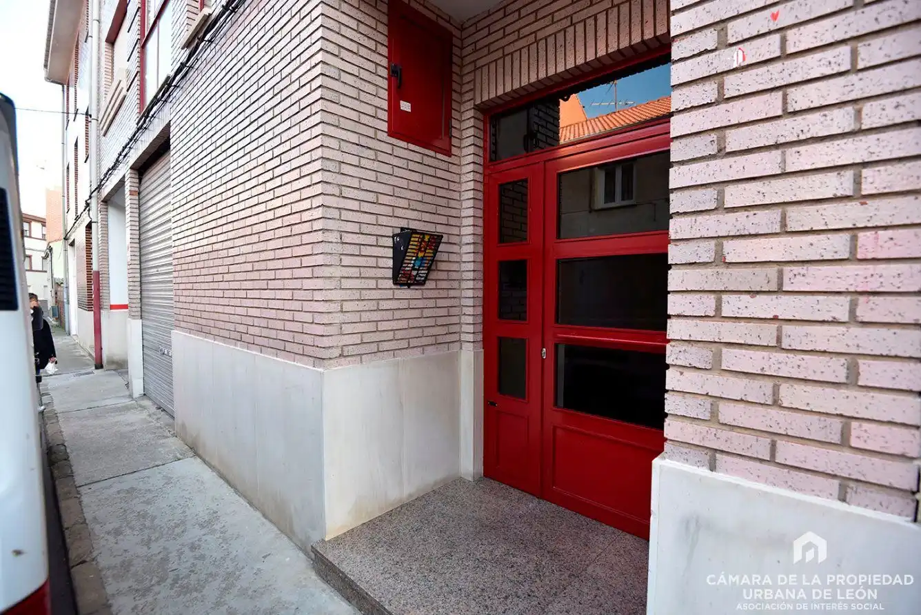 Außenansicht von Wohnung zur Miete in San Andrés del Rabanedo mit Abstellraum und Möbliert