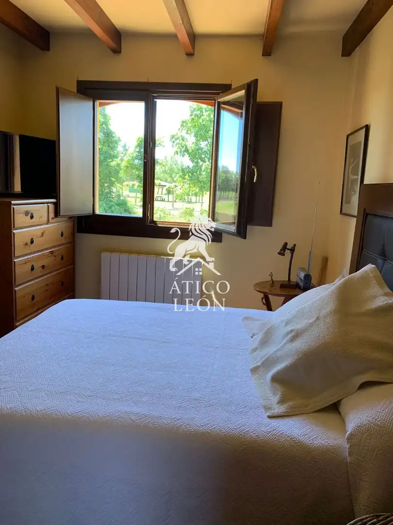 Schlafzimmer von Einfamilien-Reihenhaus zum Verkauf in Valverde de la Virgen mit Heizung, Privatgarten und Abstellraum
