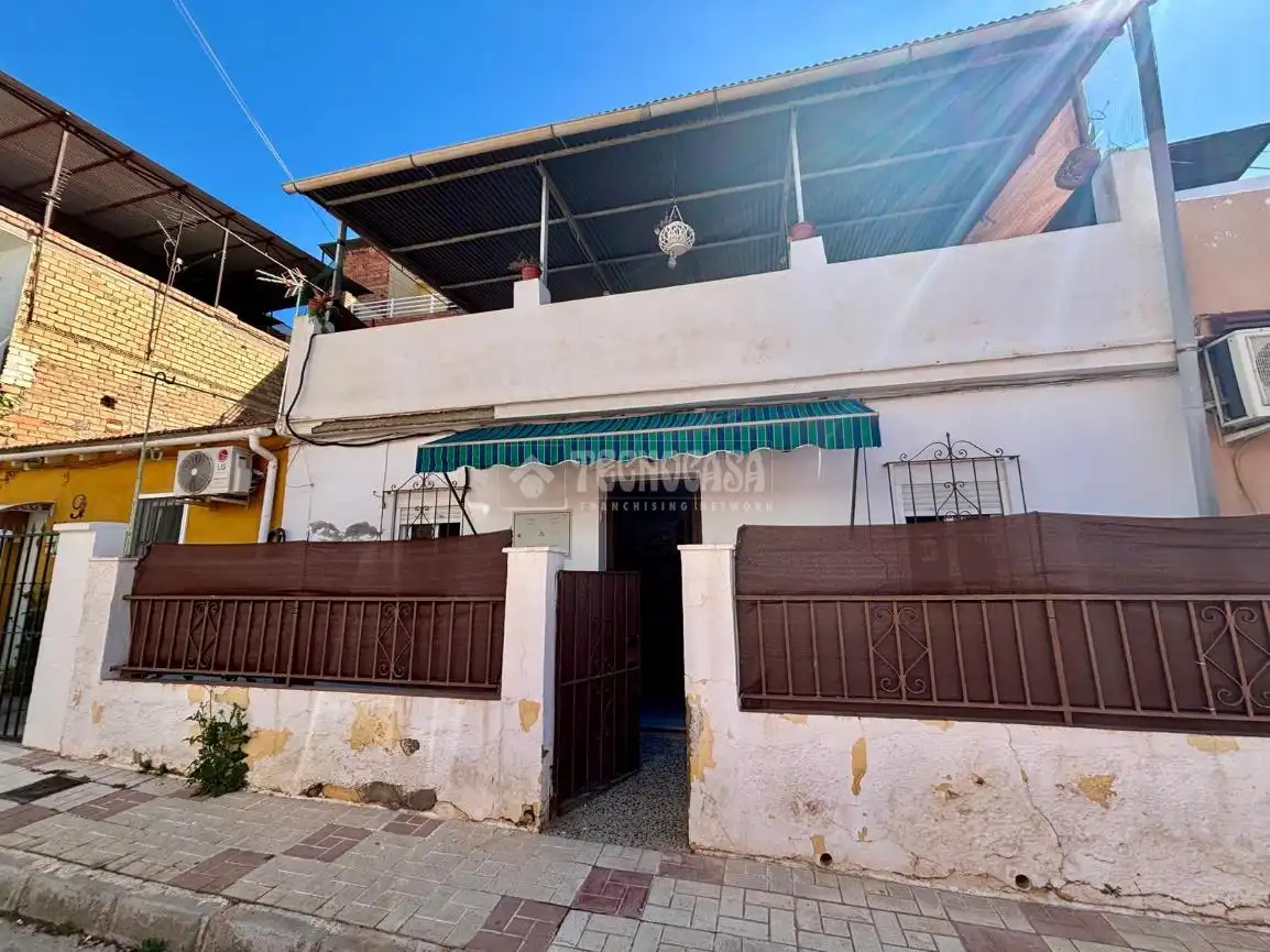Vista exterior de Casa adosada en venda en Málaga amb Terrassa i Traster
