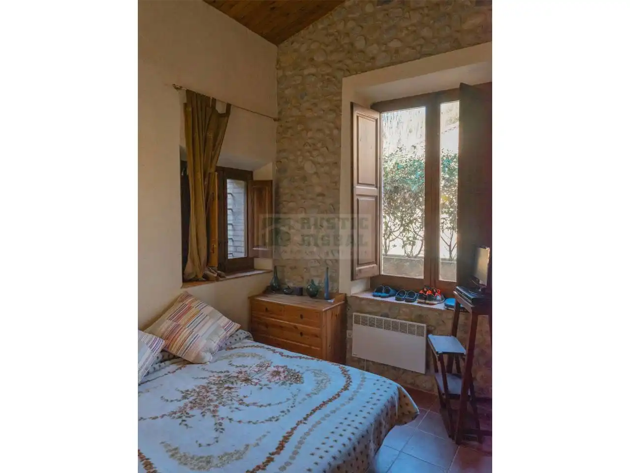 Habitación de Finca rústica en venta en Sant Miquel de Fluvià con Aire acondicionado, Calefacción y Terraza