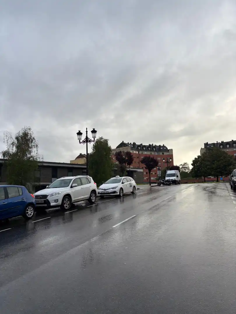 Vista exterior de Pis en venda en Oviedo  amb Calefacció, Parquet i Traster