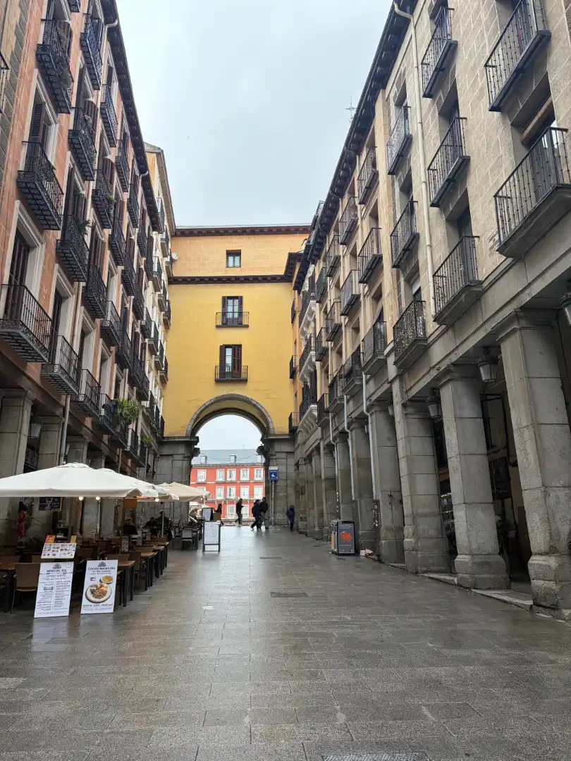 Vista exterior de Local en venda en Madrid amb Calefacció